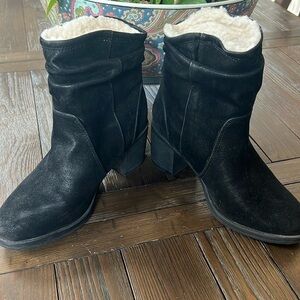 Union Bay like new black faux suede/fleece lined Black slouch booties